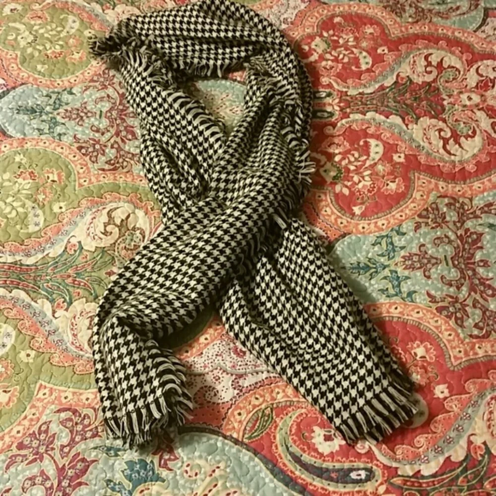 Merona hounds tooth blanket scarf. Gorgeous